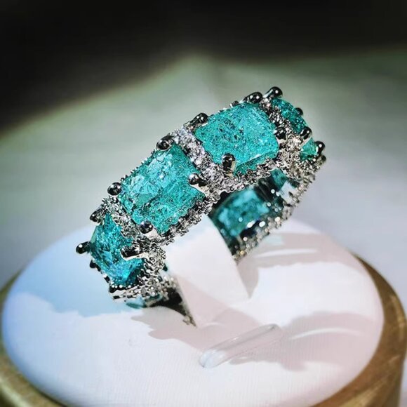 I bought this aquamarine and topaz ring from a French fashion market. Come and